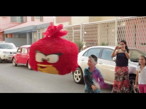 Kind schlägt nach Pinata