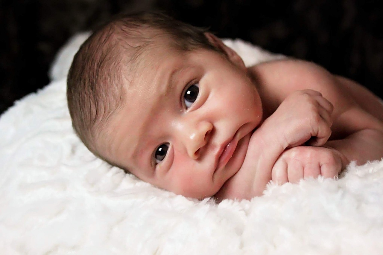 Baby auf weißem Kissen