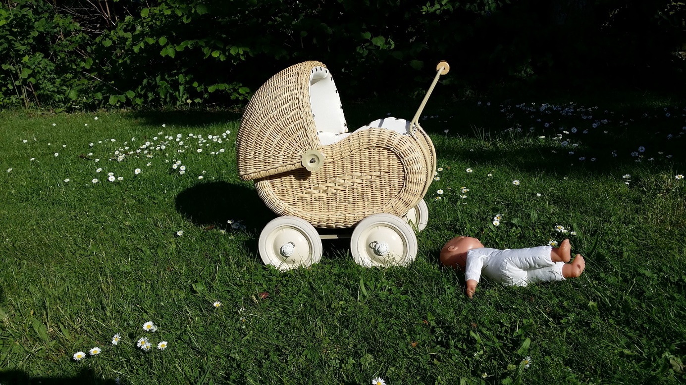 Puppenwagen mit Puppe
