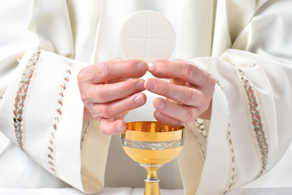 Priester mit Kelch