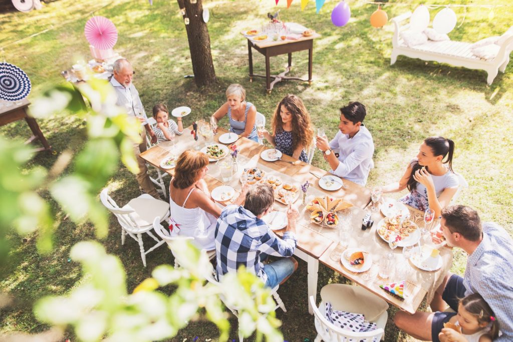 Familie feiert eine Gartenparty