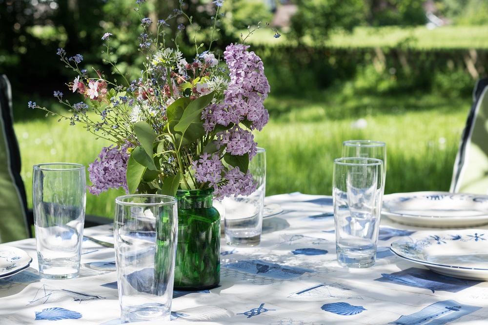 gedeckter Tisch im Garten