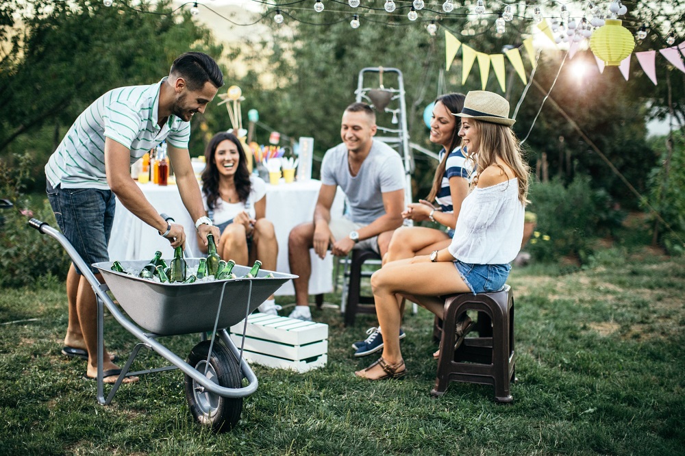 Getränke im Schubkarren bei Gartenparty