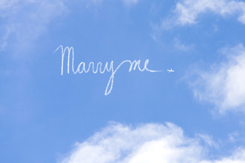 Heiratsantrag mit dem Flugzeug in den Himmel schreiben