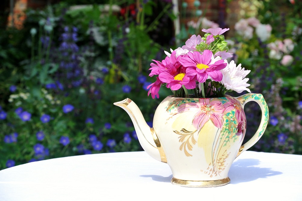 Auch alte Teekannen machen sich als Blumenvasen gut.
