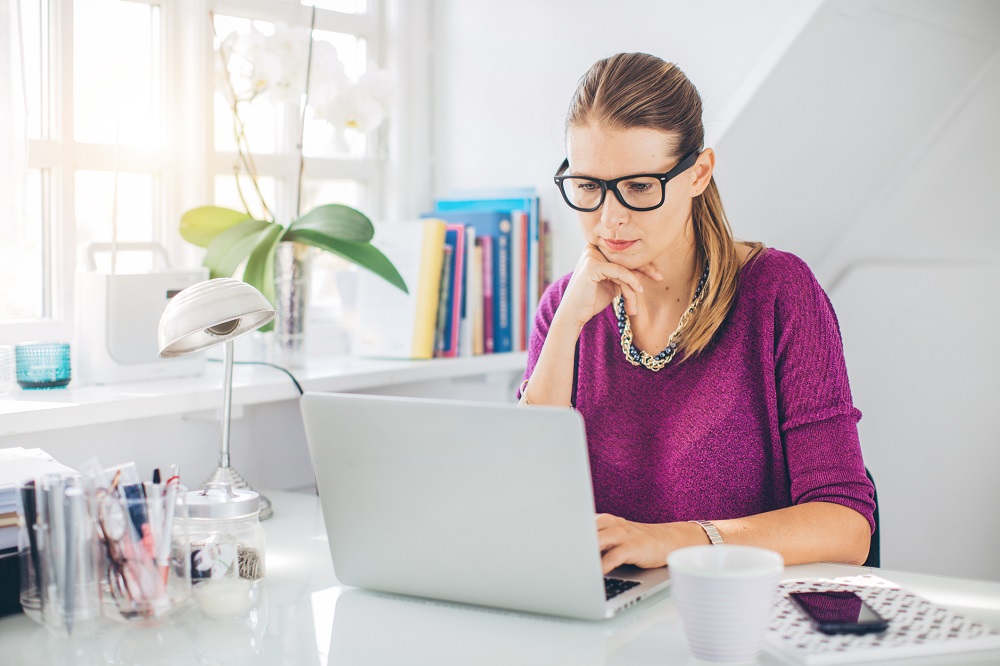 Frau arbeitet am Laptop