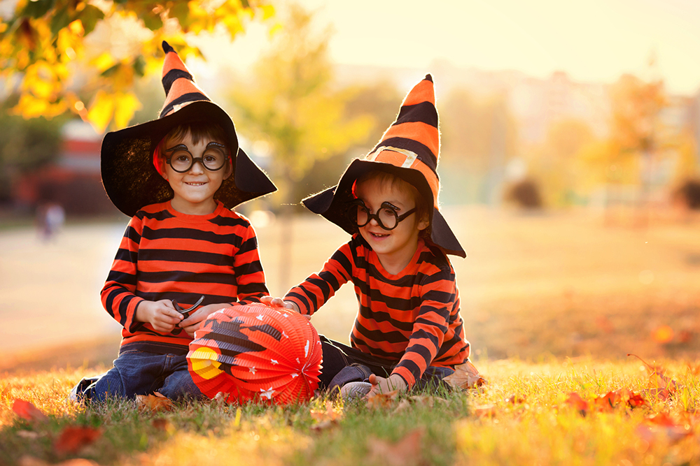 Kinder im Zauberer-Halloweenkostüm