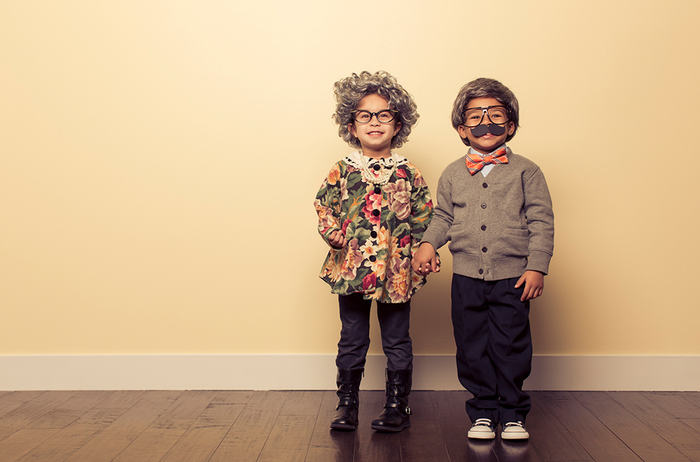 Kinder als Oma & Opa verkleidet