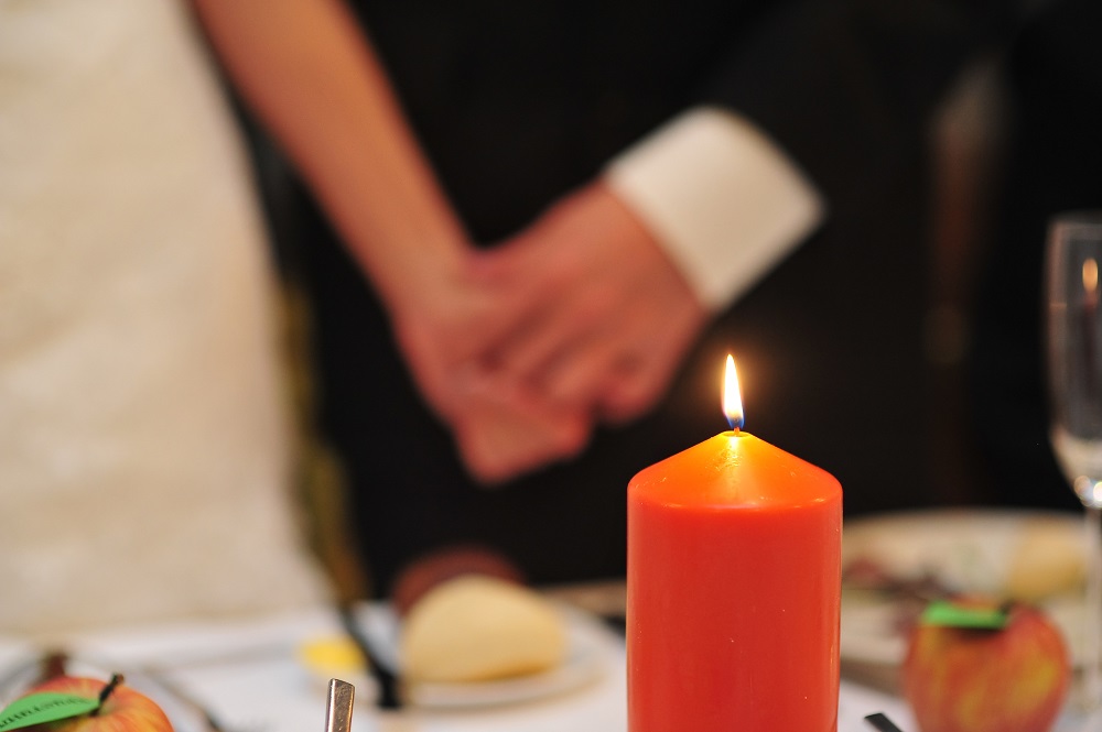 Hochzeitsdeko mit bunter Kerze