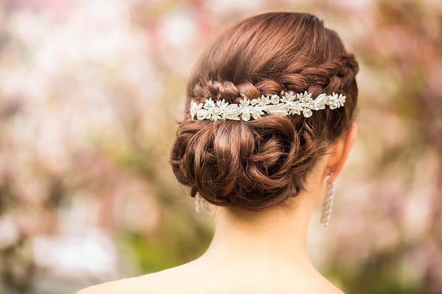 hochgesteckte Brautfrisur mit langem Haar