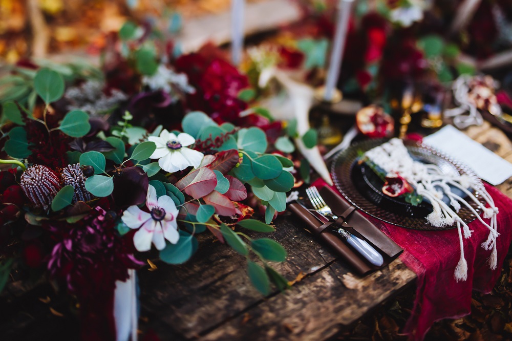 Rustikale Tischdeko für eine Hochzeit mit Holz und Grün