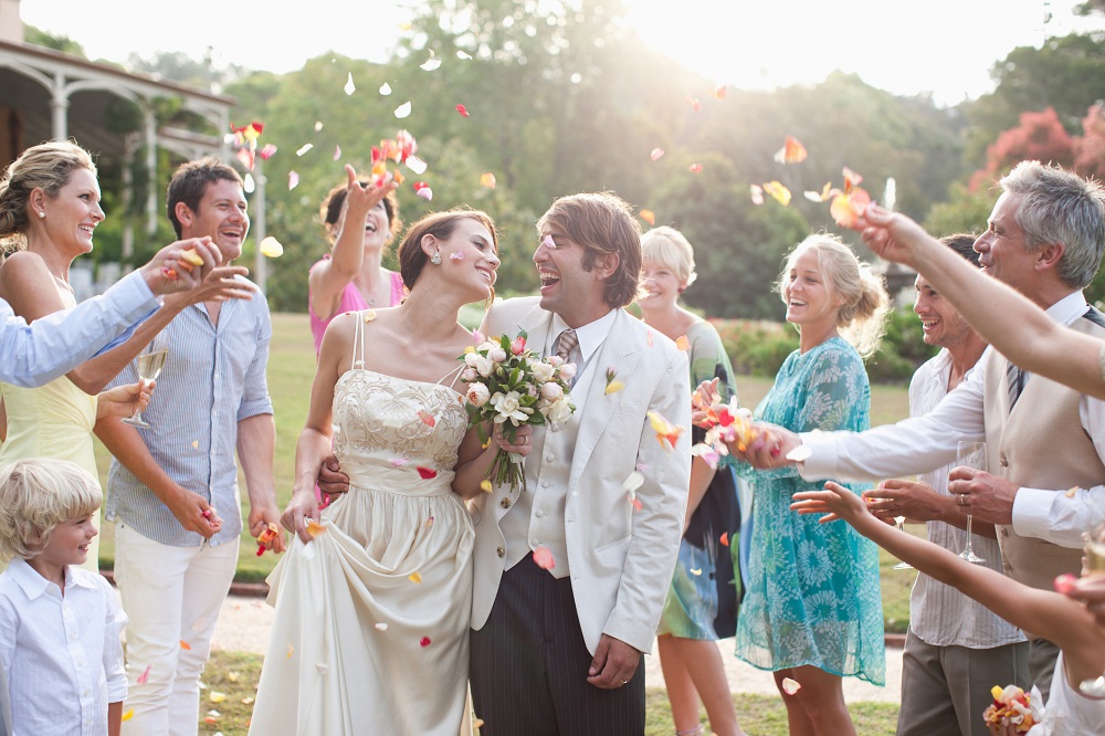 Kurzfristige Hochzeit planen: Brautpaar nach Trauung