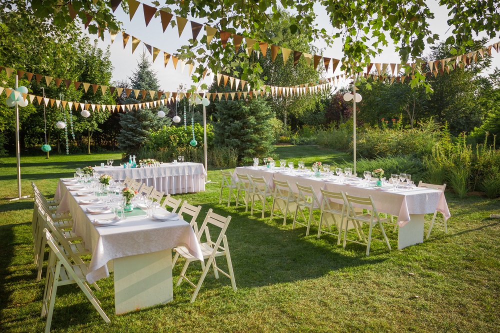 Tische und Deko für eine Gartenhochzeit