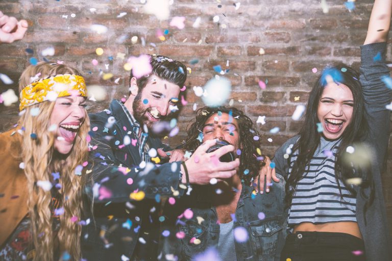 Abiparty organisieren: Tipps für die Planung & 5 Abiparty-Mottos