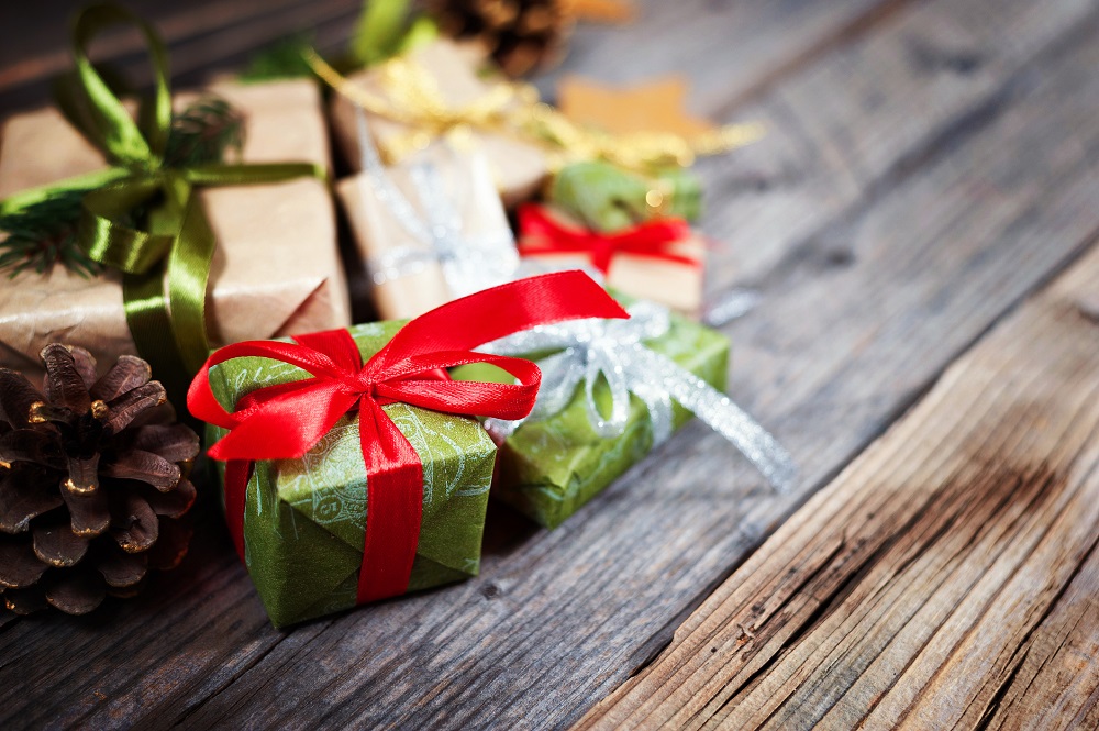 Kleine Weihnachtsgeschenke auf Holztisch