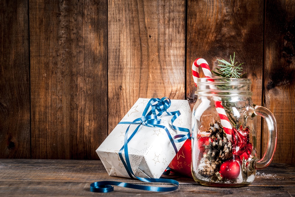 Glas mit Weihnachtsdeko