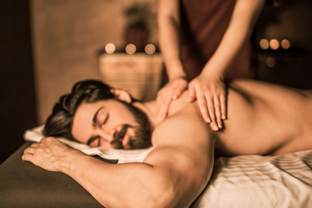 Mann entspannt bei einer Massage - Geschenk-Idee zum Valentinstag