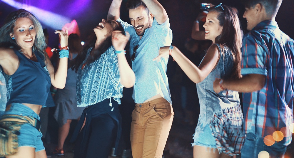 junge Leute beim Tanzen auf einer Party