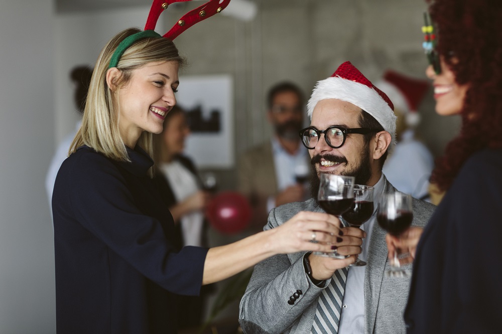 Kollegen feiern gemeinsam auf der betrieblichen Weihnachtsfeier