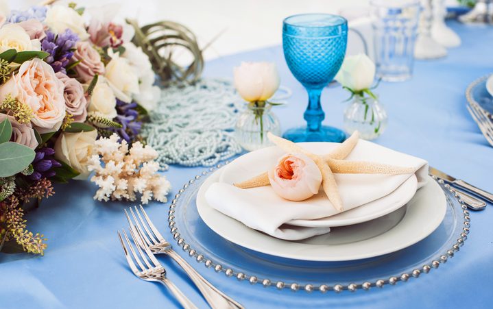 Blaue Hochzeitsdeko für den Tisch