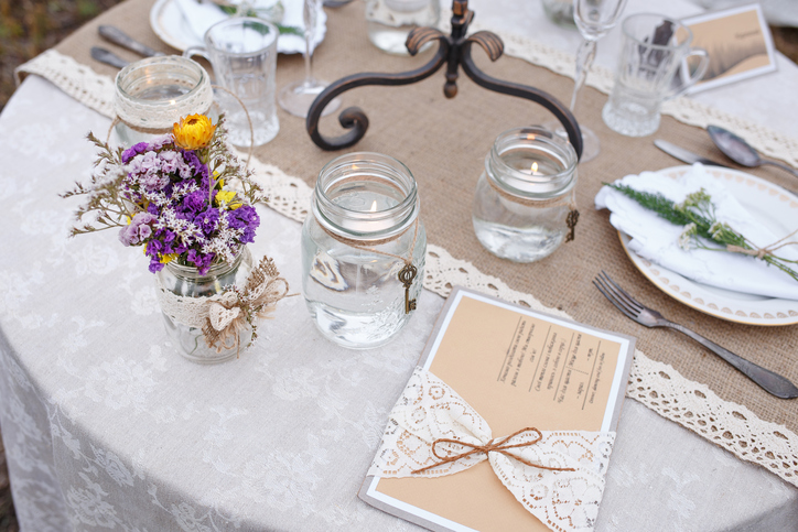 Tischdekoration für eine Hochzeit im Boho-Stil