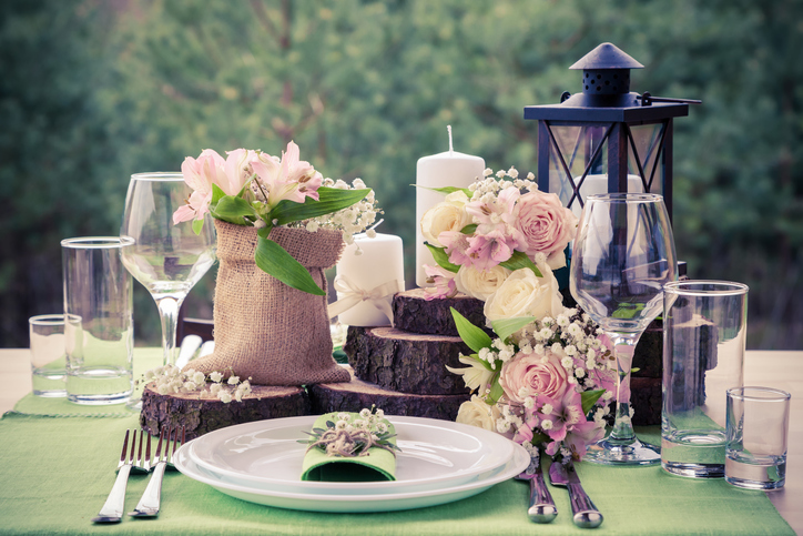 Tischdeko bei einer Vintage-Hochzeit