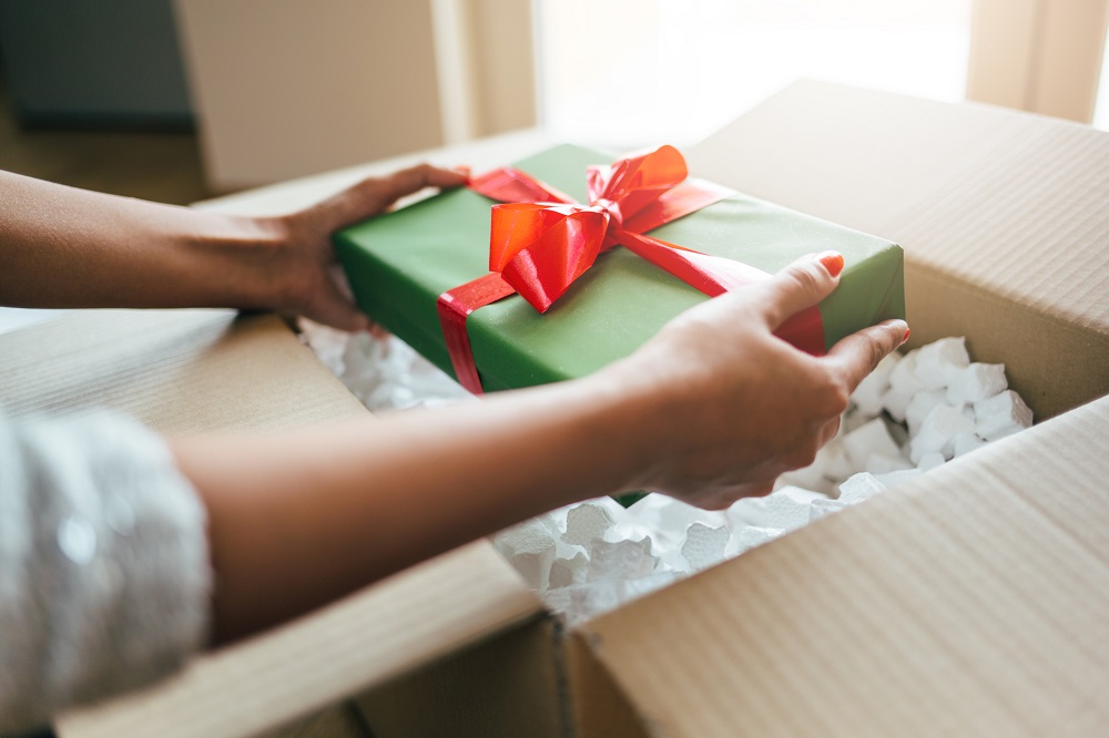 Weihnachtsgeschenk in Karton verpacken