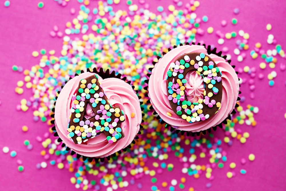 zwei Cupcakes mit der Zahl 40: 40. Geburtstag feiern