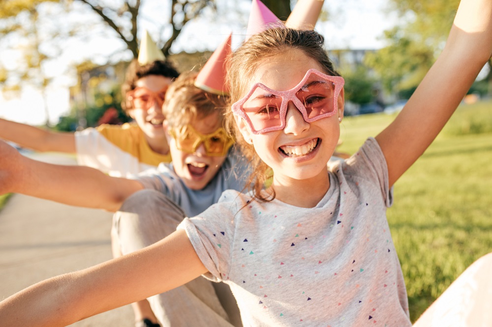 Kinder spielen draußen auf dem Kindergeburtstag Spiele