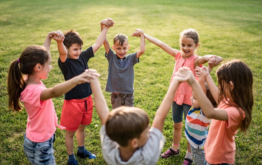 Kinder spielen faules Ei bei Kindergeburtstag