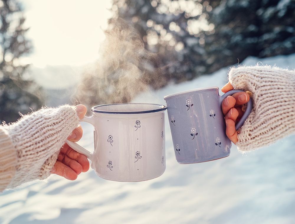 Zwei Tassen vor Winterlandschaft