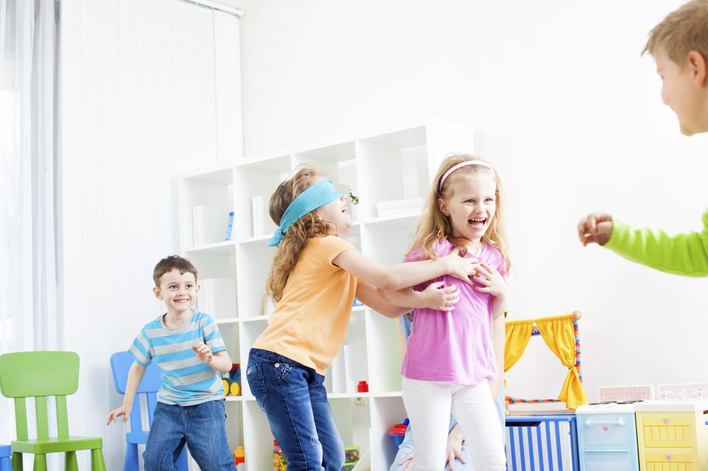 Kinder spielen Blinde Kuh bei Kindergeburtstag