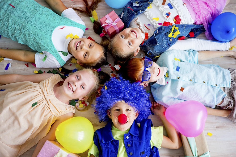 Feiernde Kinder spielen auf dem Kindergeburtstag