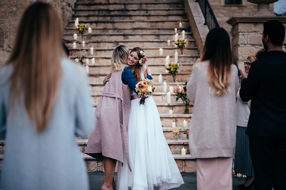 Braut feiert mit Gästen Ihre Winterhochzeit