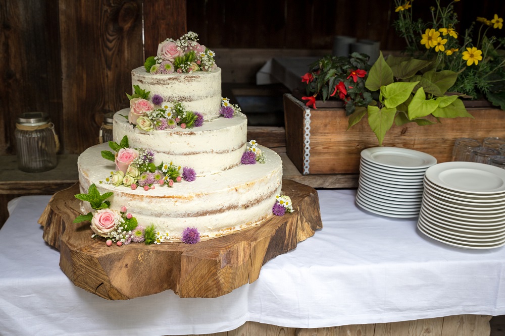 Hochzeitstrend 2019 moderne Hochzeitstorte auf Holzbrett