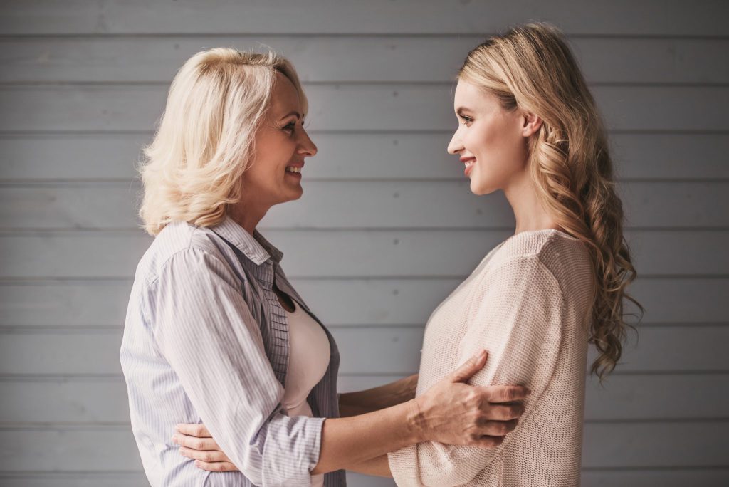 Frau bedankt sich bei Mutter für Hilfe bei der Hochzeit