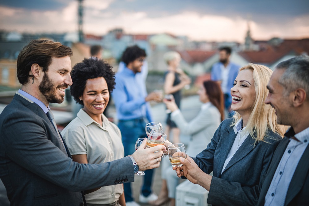 Fröhliches und ausgelassenes Netzwerken auf Terrasse