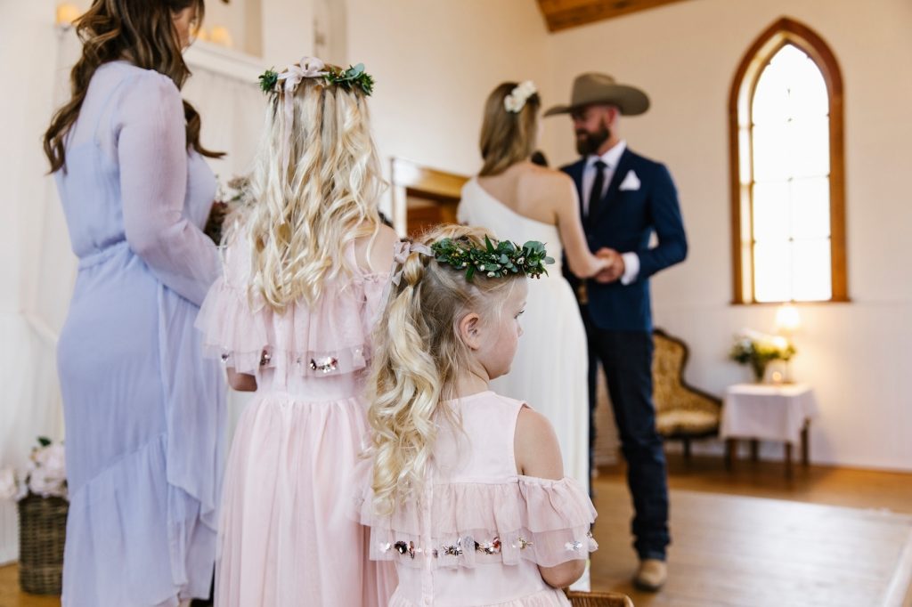festlich gekleidete Kinder auf einer Hochzeit