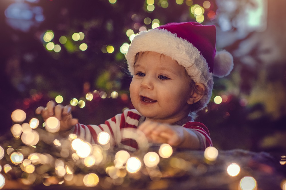 Weihnachtsfoto mit Kind und Lichterkette