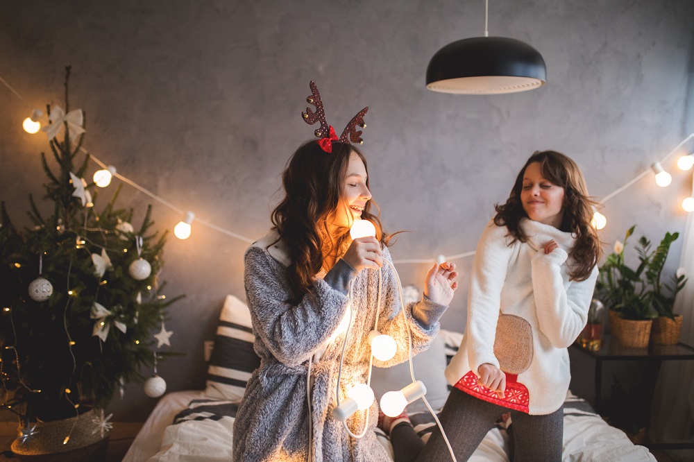 Zwei Frauen tanzen spontan für Weihnachtsfoto