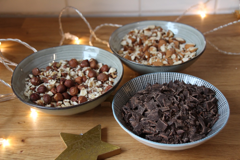 Gehackte Nüsse und Schokolade für Weihnachtsmüsli