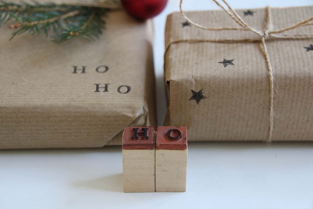 Weihnachtsgeschenke mit Stempeln verpacken