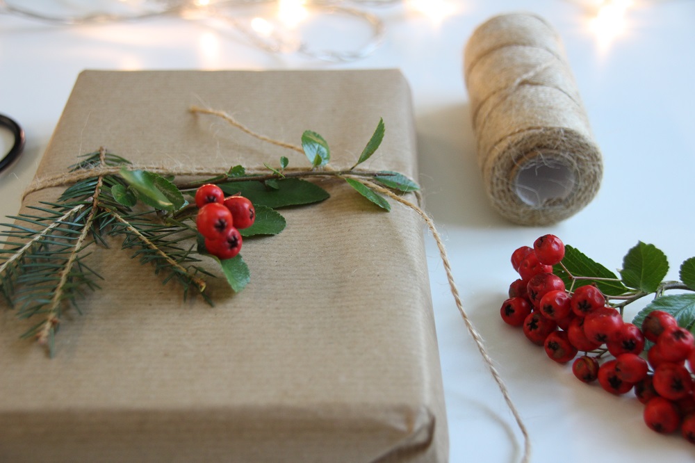 Natürliche Deko für Weihnachtsgeschenke