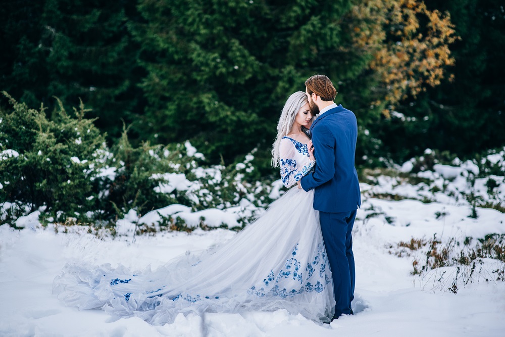 Brautpaar in Hochzeitstrend-Farbe 2020 Blau