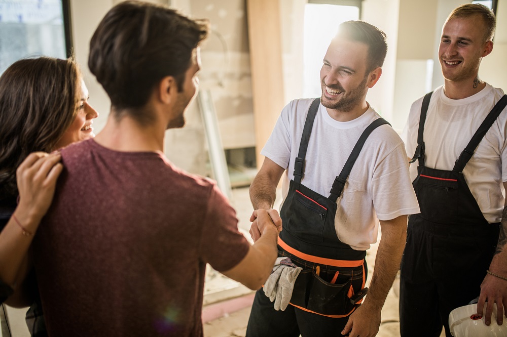 Handwerker und Kunden sind zufrieden