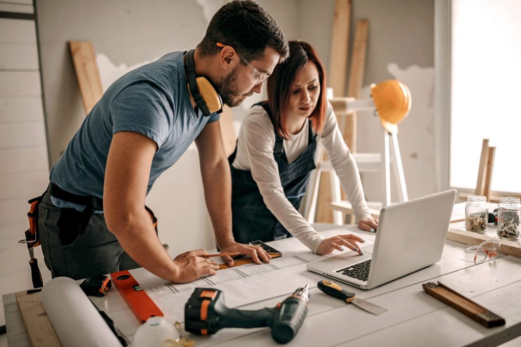 Zwei Kollegen erstellen einen Marketingplan zur Kundengewinnung im Handwerk