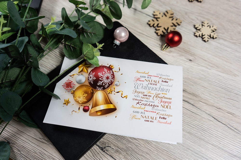 Weihnachtskarte mit Wünschen in mehreren Sprachen