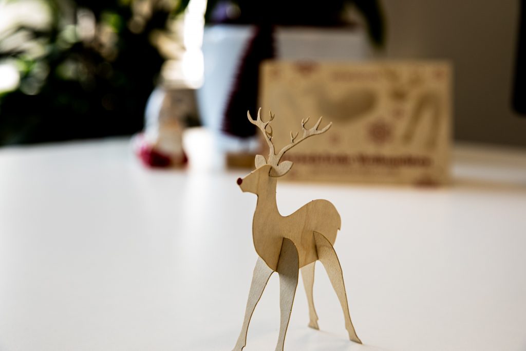 Aus Holz-Weihnachtskarte wird Deko-Elch für den Schreibtisch