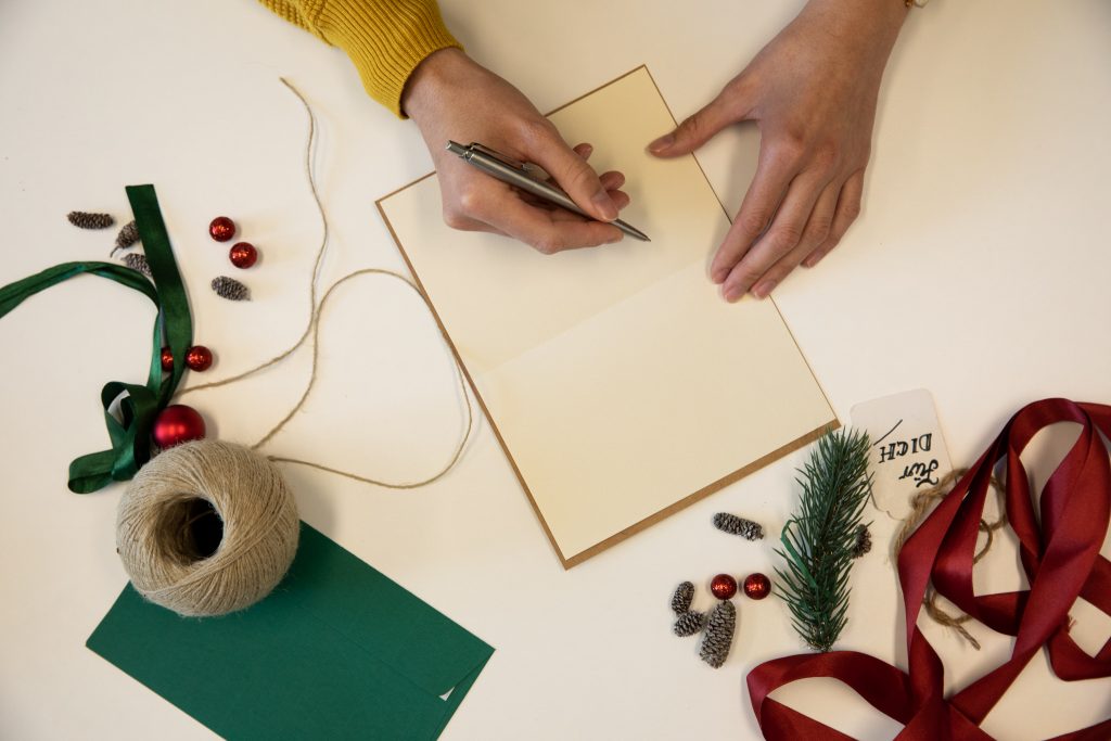 weihnachtskarte-unterschrift Weihnachtskarte wird unterschrieben