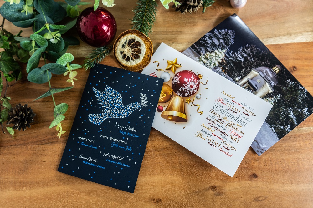 Drei geschäftliche Weihnachtskarten mit Dekoration